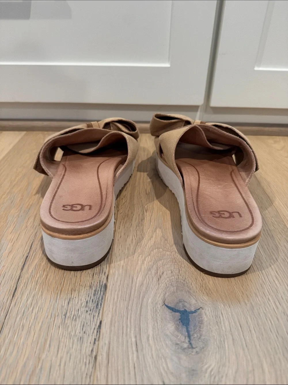 UGG Women's Tan Bow Slide Clogs - Picture 4 of 6